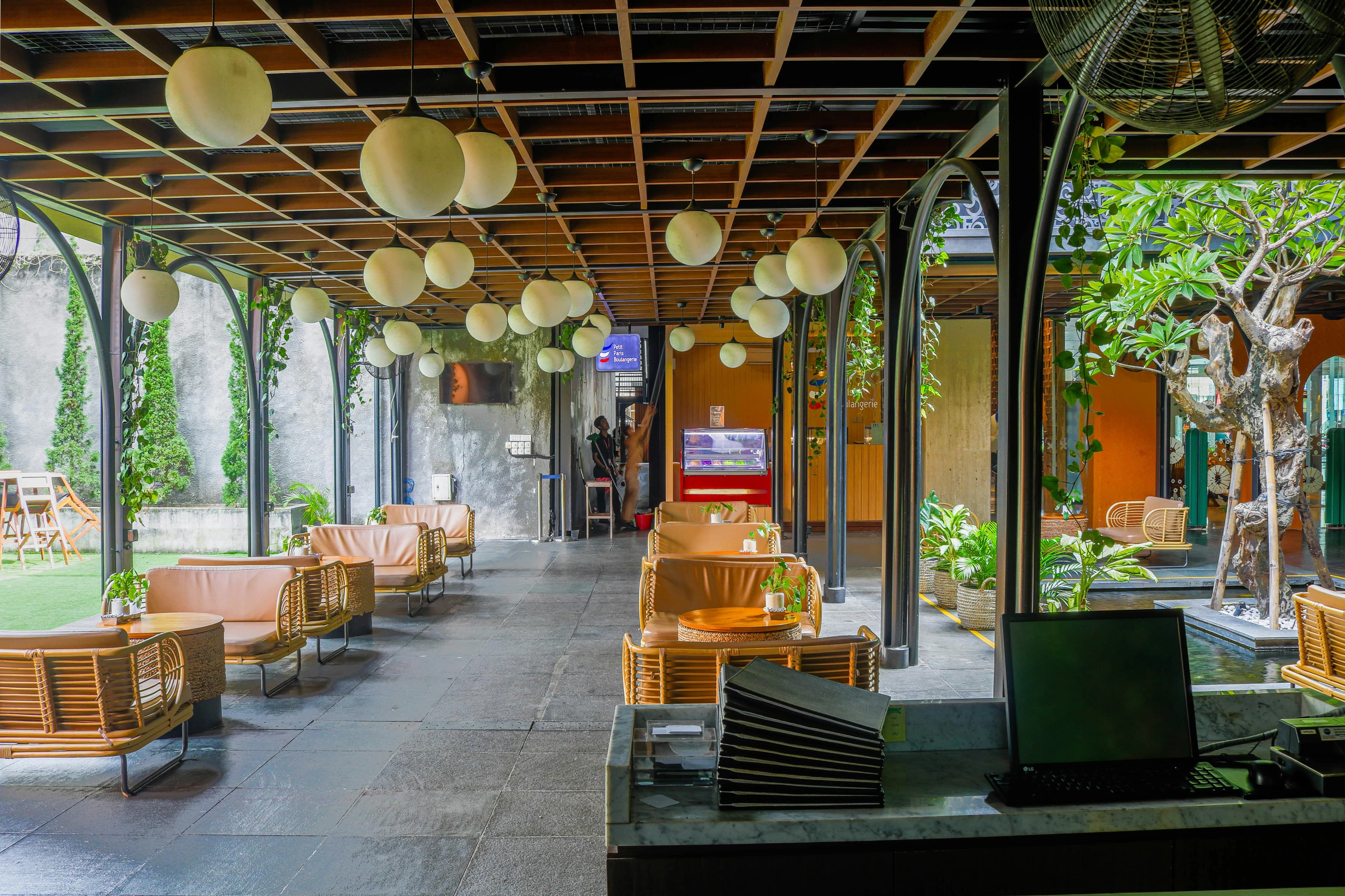 Hotels & Restaurants